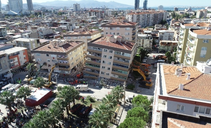 Depreme dayanamayan binaları iş makinaları ayakta tutuyor