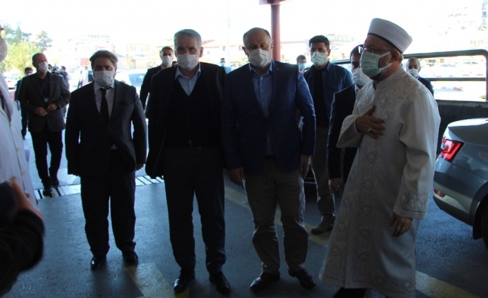 Diyanet İşleri Başkanı Erbaş’dan tedavileri süren depremzedelere geçmiş olsun ziyareti