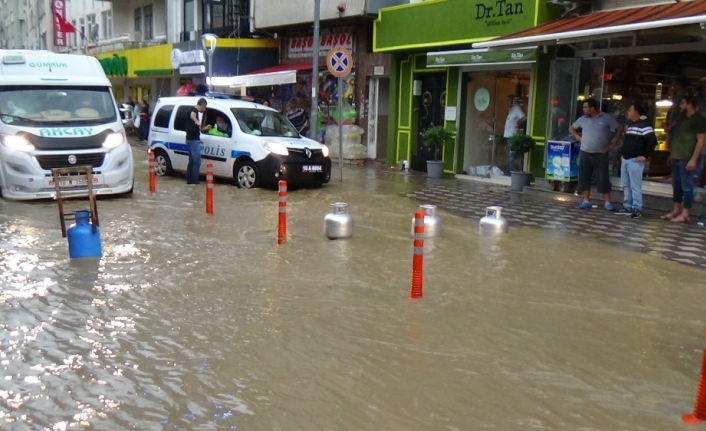 Dükkanlarına su girmesin diye yolu tüplerle kapattılar
