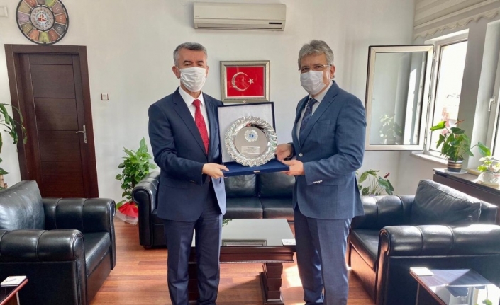 Edremit eski Kaymakamı Ali Sırmalı’ya teşekkür plaketi