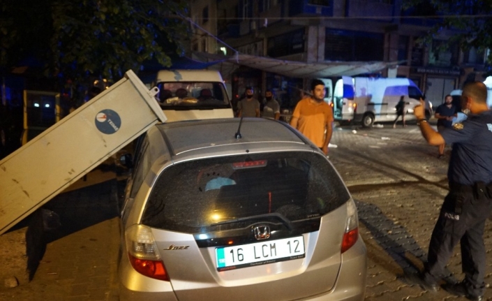Edremit’te elektrik trafosu patladı, pano aracın üstüne devrildi