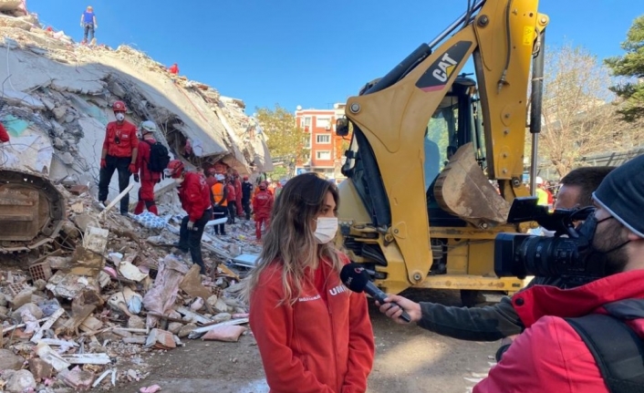 Enkaz altında böyle kurtarılmayı bekledi: "Abla çok korkuyorum, elimi tutar mısın"