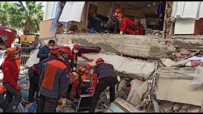 Enkaz altında zamana karşı yarış