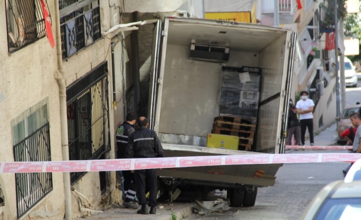 Freni boşalan kamyon doğalgaz borusuna çarptı, faciadan dönüldü