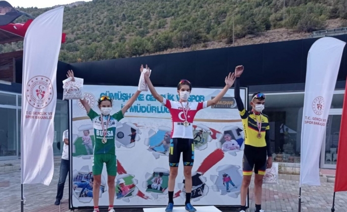 Gençlerden ikincilik kupası