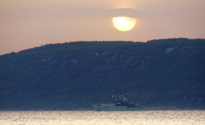 İngiliz savaş gemisi Çanakkale Boğazı’ndan geçti