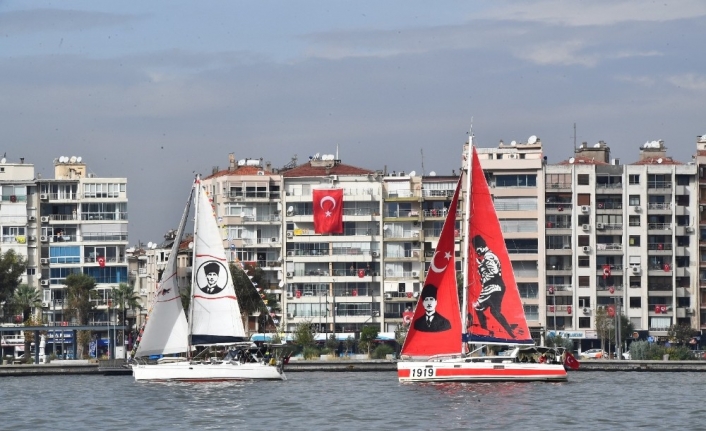 İzmir Körfezi’ndeki teknelerden Cumhuriyet selamı