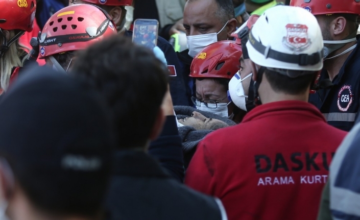 İzmir’de 23 saat sonra enkaz altında 5 kişilik aileden 4’ü çıkarıldı