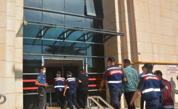 İzmir’de 2 milyon 500 bin TL’yi zimmetine geçirdiği iddia edilen şüphelilere gözaltı