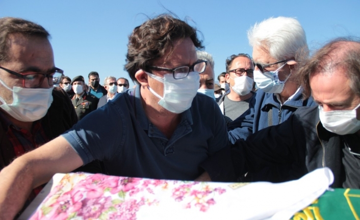 İzmir’de depremde vefat eden aynı aileden 3 kişi toprağa verildi