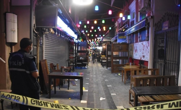İzmir’de garsonların müşteri kavgasında ortalık savaş alanına döndü
