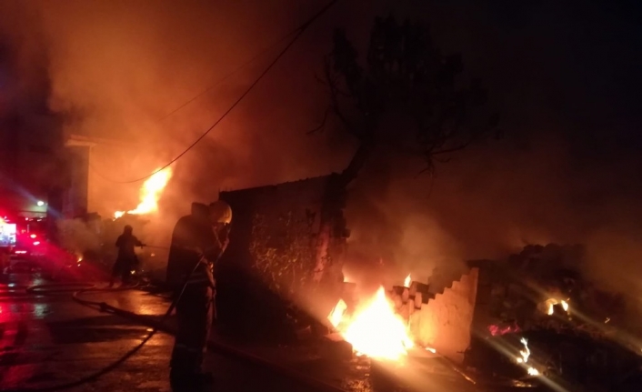 İzmir’de hurdalık alanda korkutan yangın