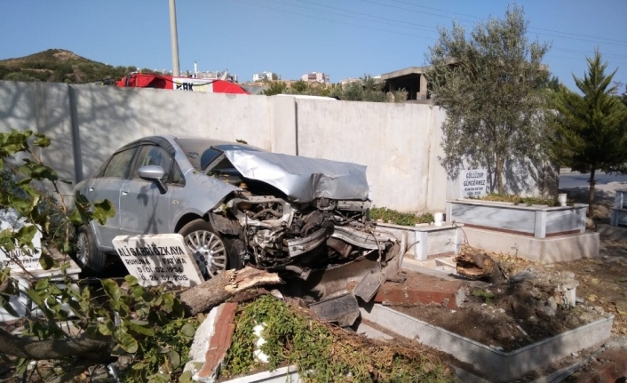 İzmir’de ilginç kaza: Aracıyla mezarlığa uçtu, 6 mezar zarar gördü