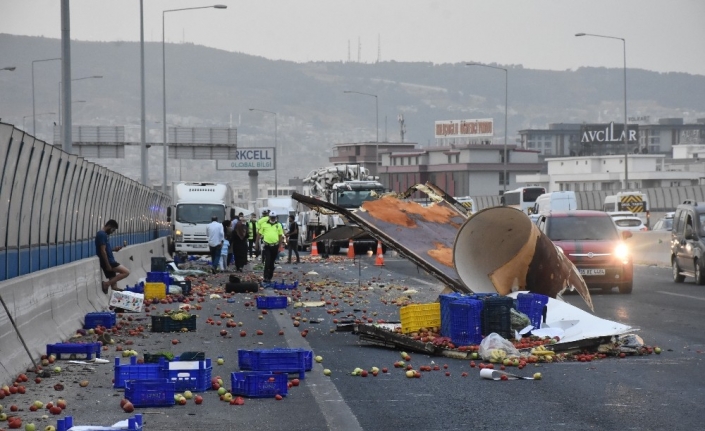 İzmir’de kamyonet kaza yaptı; kasasındaki sebze ve meyveler yola saçıldı