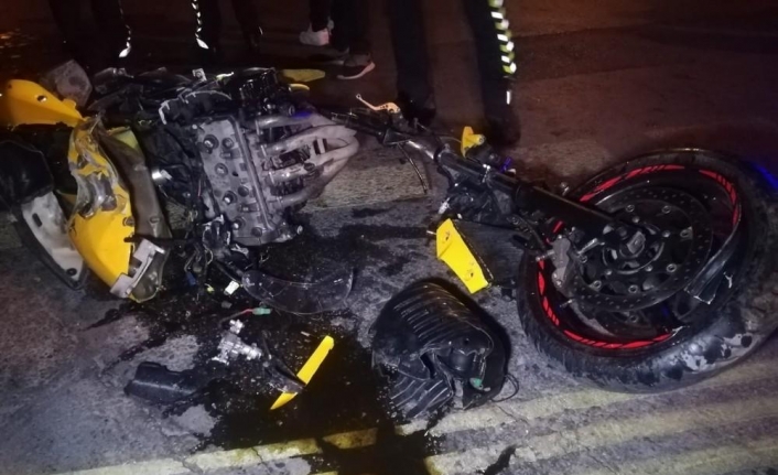 İzmir’de motosiklet refüje çarptı: 2 yaralı