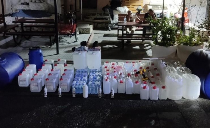 İzmir’de polislerin baskın yaptığı evden çok miktarda etil alkol ve sahte içki ele geçirildi