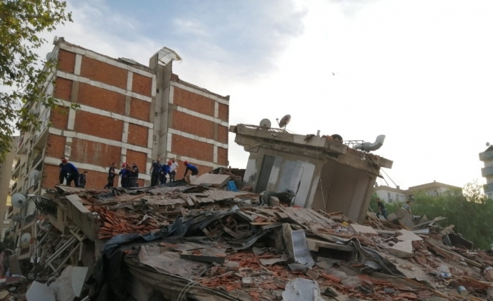 İzmir’deki depremde yıkılan binadan 7 kişi kurtarıldı