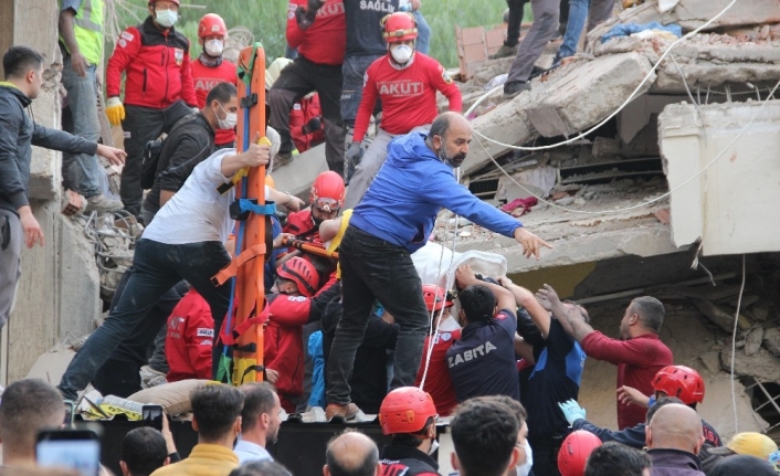 İzmir’deki enkazdan bir kişi daha kurtarıldı