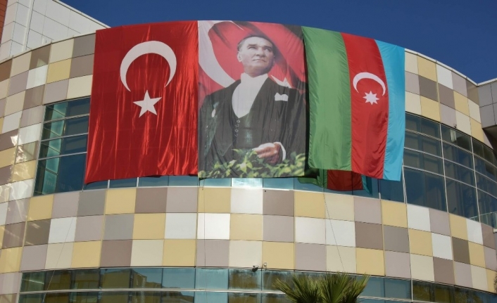 Kardeş ülke Azerbaycan’a Cumhuriyet Bayramında bayraklı destek