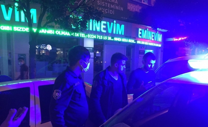 Kazadan kaçmak isteyen gençler maskesizlikten dolayı ceza yedi