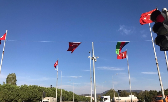 Kepsut’un girişine Türk ve Azerbaycan bayrağı asıldı