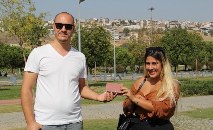 Kuryeden örnek davranış: Para dolu cüzdanı ve altınları sahibine teslim etti
