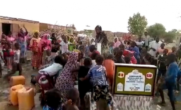 Mahalle sâkinleri Afrika’da kuyu açtırdı, suyu gören çocuklar sevinçten kendinden geçti