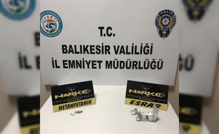 Motosikletli polisleri silah ve uyuşturucu madde ele geçirdi