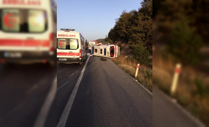 Özel ambulans takla attı 2 kişi yaralandı