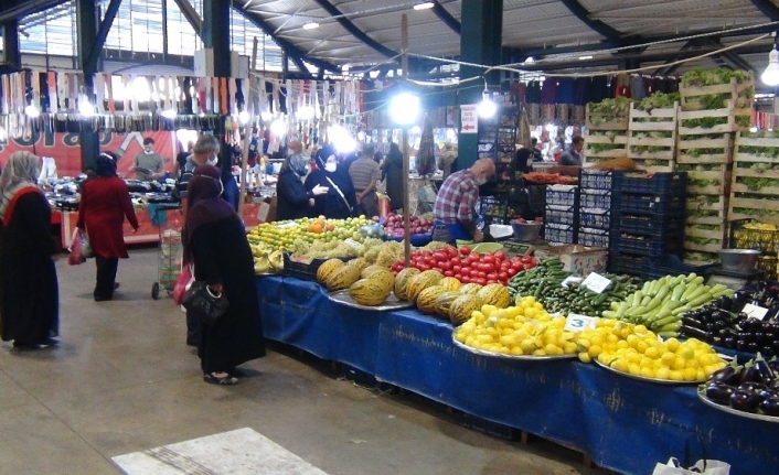 Pazardaki ışık oyununu zabıta bozdu