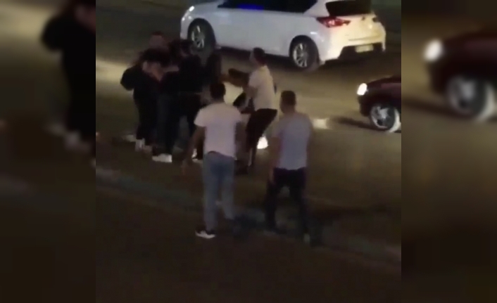 Sevgilisine sosyal medyadan "yazdı" diye kızlar saç saça birbirine girdi