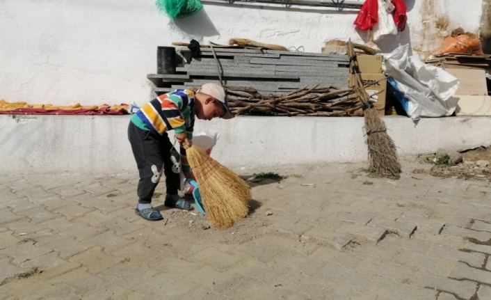 Sındırgı’nın Akçakısrak Mahallesi temizliği ile örnek oluyor