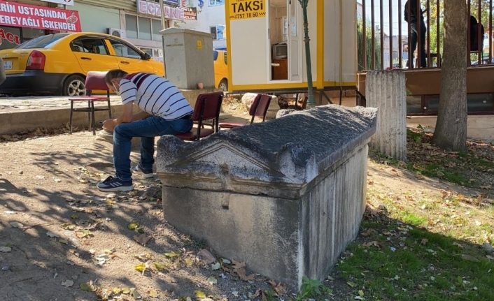 Sırtlarını 2 bin yıllık lahite dayadılar