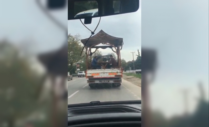 Şok eden görüntü...Seyir halindeki kamyonetin kasasında tavla keyfi