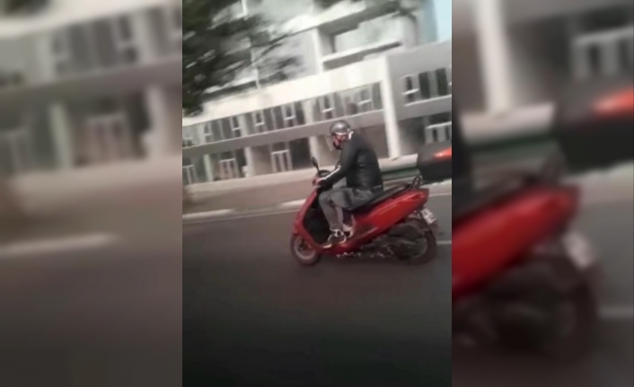 Trafikte ilginç anlar...Motosikletini kamçılayan adam...