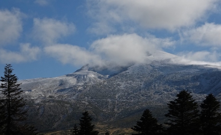 Uludağ’a mevsimin ilk karı