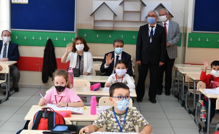 Vali Şıldak, okullarda alınan pandemi önlemlerini inceledi