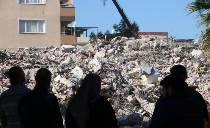 9 kişinin hayatını kaybettiği sitede kontrollü yıkım sürüyor