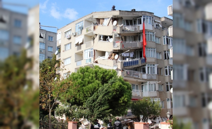 Apartmanlarının yıkımın çaresizce gözyaşları içerisinde izlediler tek tesellileri Türk bayrağı oldu