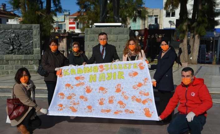 Ayvalık’ta Kadına Şiddete Sıfır Toleransın simgesi Turuncu Maske oldu