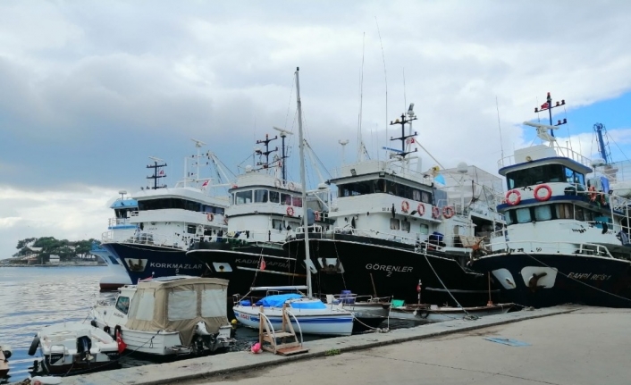Balıkçı tekneleri Erdek’e sığındı
