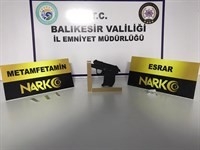 Balıkesir’de polis 41 aranan şahsı yakalarken, 20 silah ele geçirdi