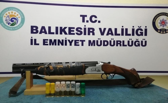 Balıkesir’de polis 90 aranan şahıs ve 40 silah yakaladı
