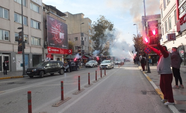 Bandırmaspor taraftarından meşale şov