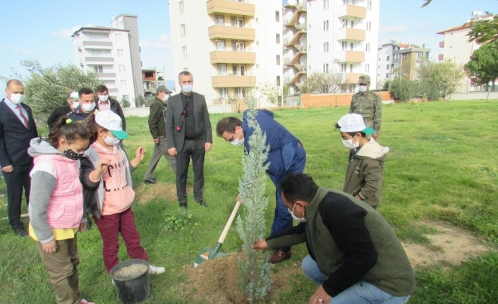 Burhaniye’de öğrenciler ağaç dikti