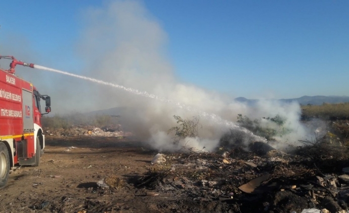 Burhaniye’de yazlık sitedeki çöplük yangını söndürüldü