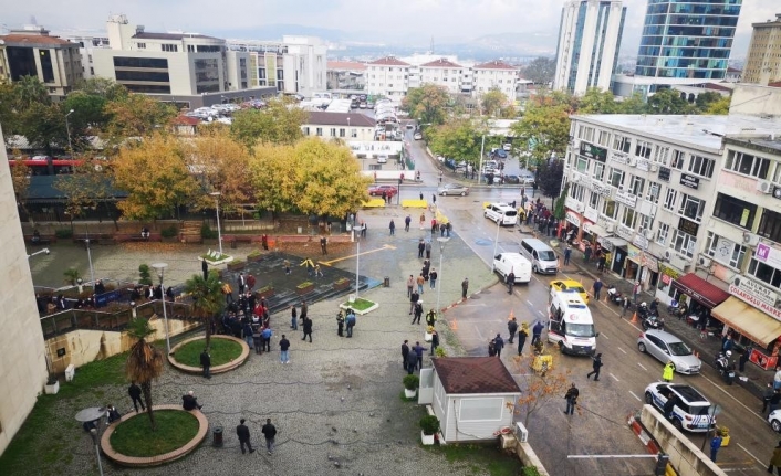 Bursa Adliyesi önündeki bıçaklı kavga kamerada...O anlar kamerada