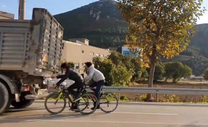 Bursa’da bisikletli gençlerin tehlikeli yolculuğu