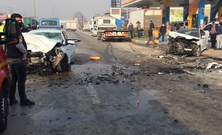 Bursa’da iki otomobilin çarpıştığı kazada bir kişi öldü, 4 kişi yaralandı