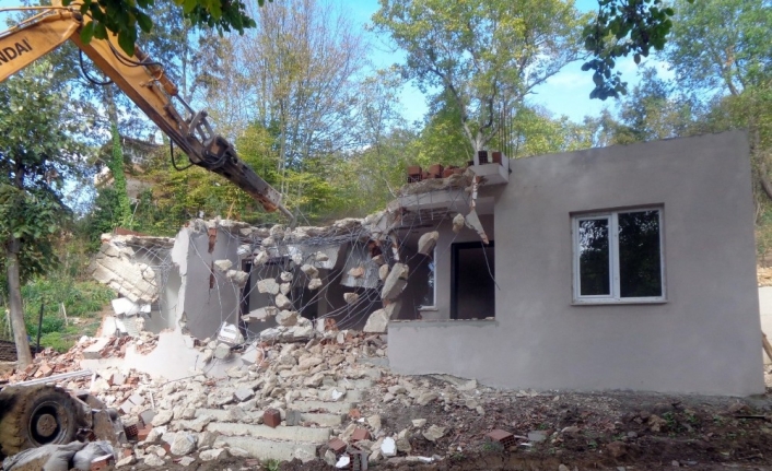 Bursa’da kaçak yapılar tek tek yıkılıyor